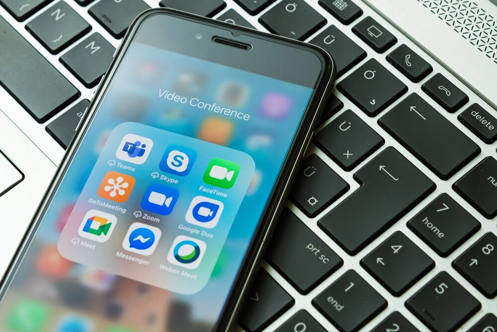 Gefälschte Meeting-Einladungen: Cyberkriminelle missbrauchen Zoom, Teams und Google Meet