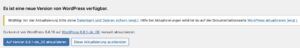 Ein Screenshot zeigt einen Ausschnitt vom WordPress-Backend, der auf eine neue verfügbare WordPress-Version hinweist.