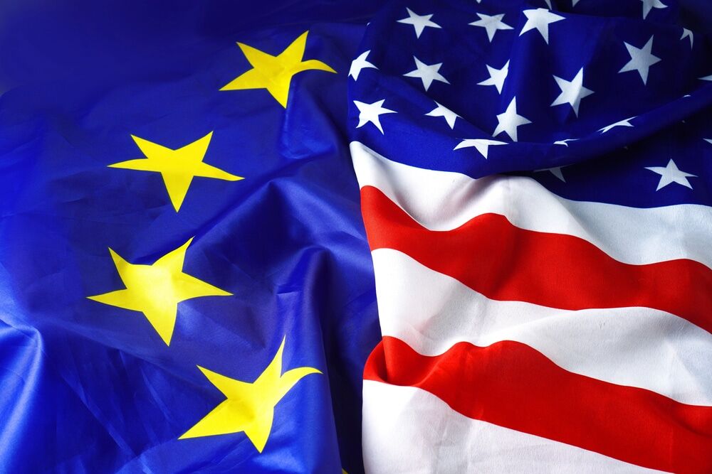 Beitragsbild zu KI-Gesetzgebung: EU vs. USA – Wo stehen wir aktuell?